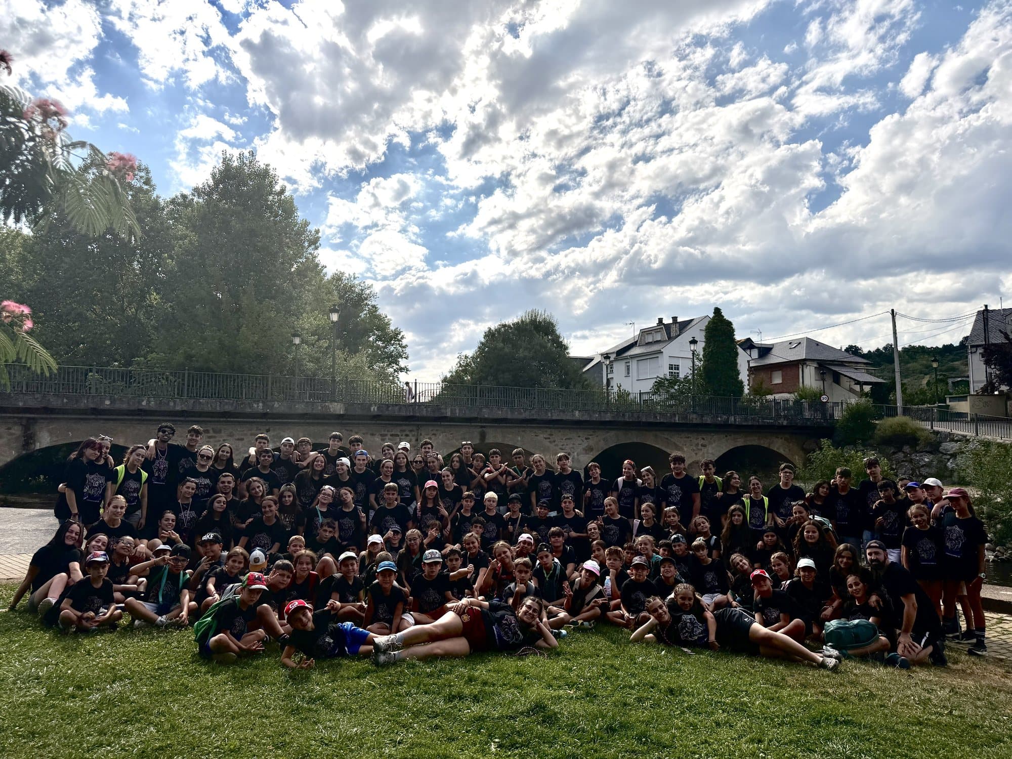 Todo el Grupo Joven Pizarrales reunido en el campamento de verano